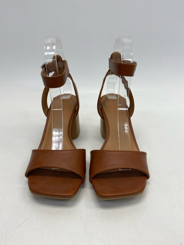 Universal Thread  Size 6 Brown Sandals