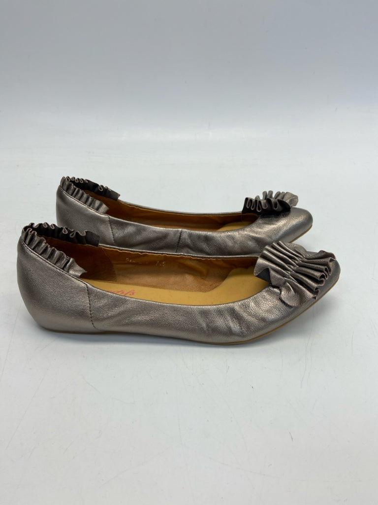 Size 7.5 Pewter Ruffles Flats