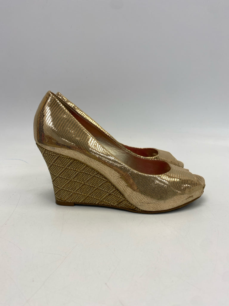 LILLY PULITZER  Size 7 Gold Wedge