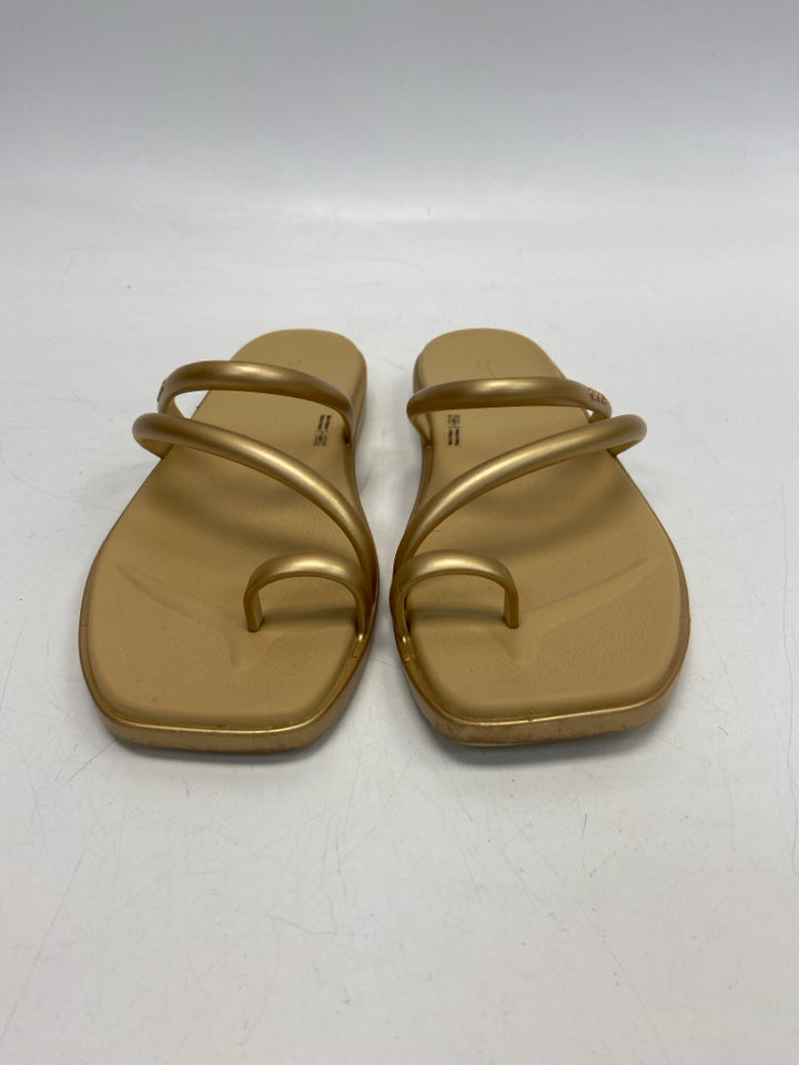 Crocs  Size 8 Gold Sandals