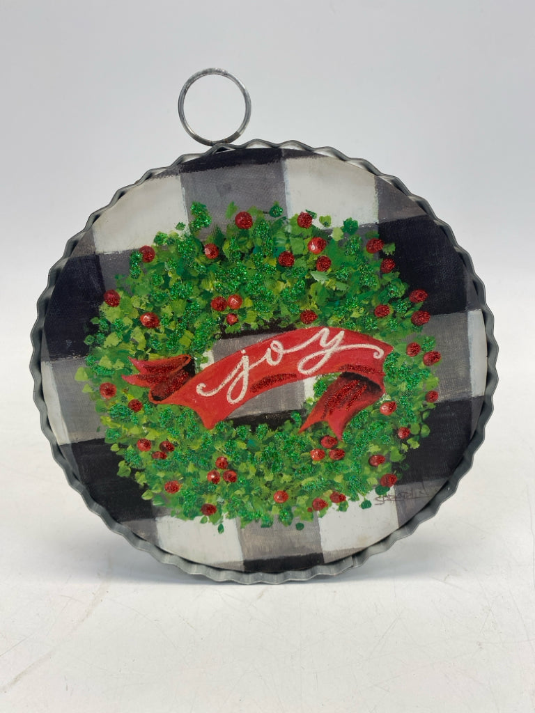 Roundtop Collection Green Red/White Wreath Christmas