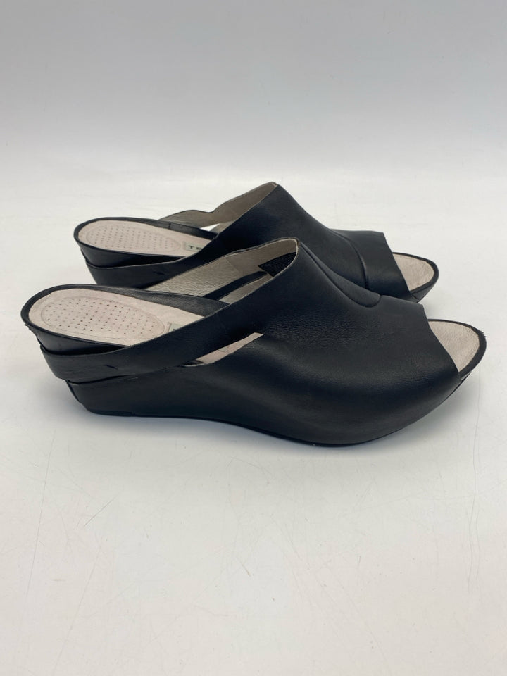 Tsubo  Size 11 Black Sandals