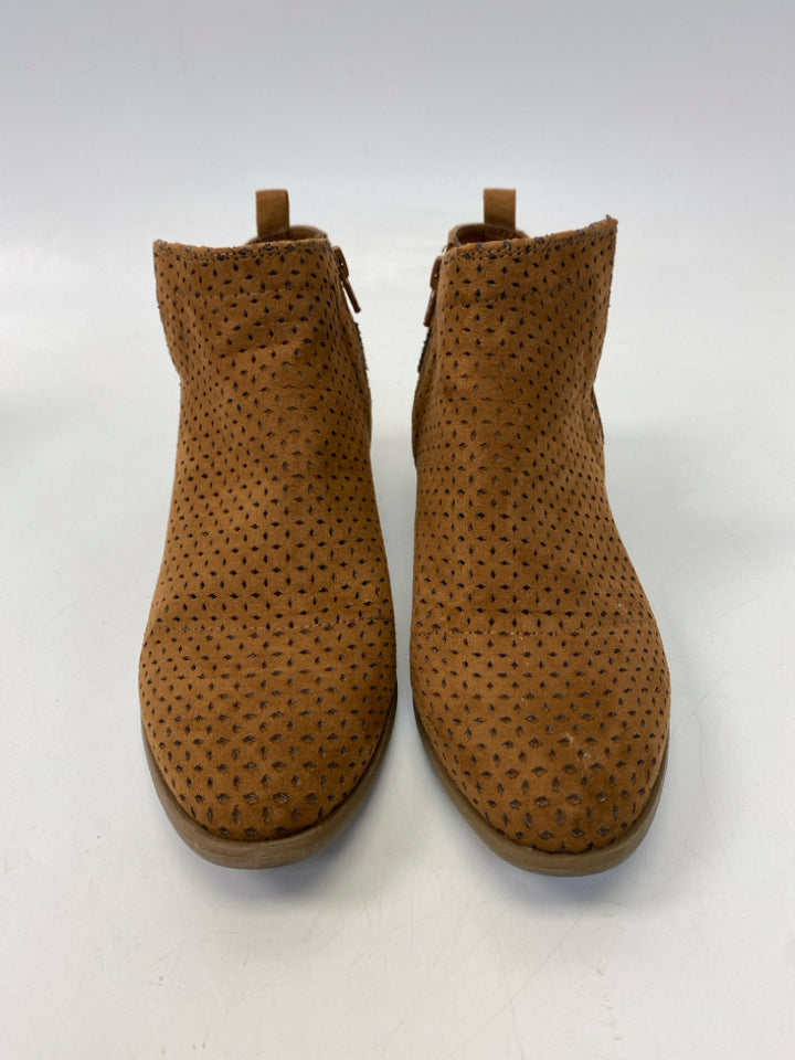Universal Thread  Size 8 Brown Perforated Boots
