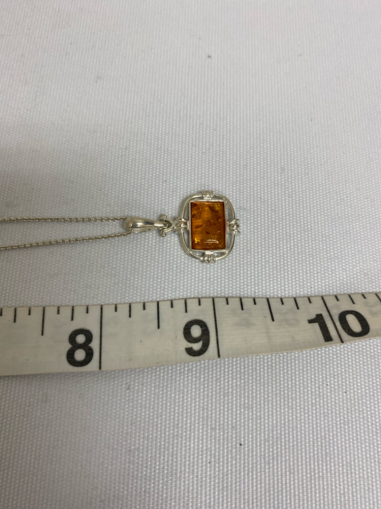 NWT Silver Brown Square Necklace