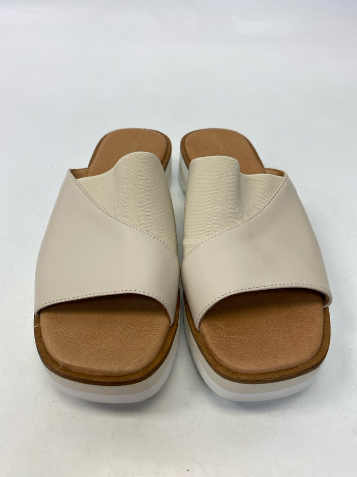 Andre Assous  Size 38 Cream Sandals