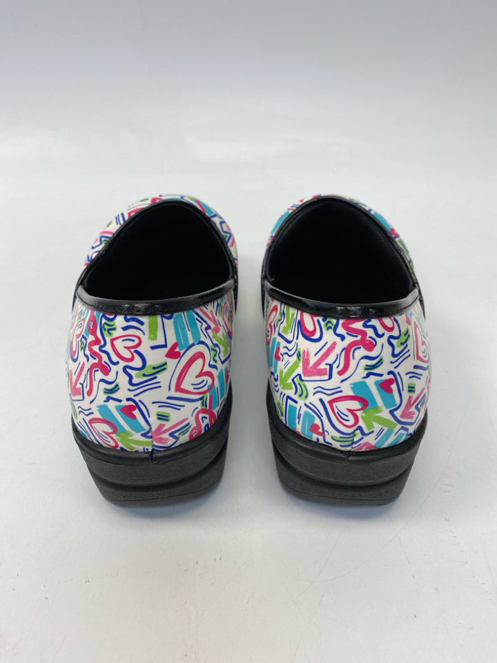 Size 9.5 White Multi-Color Print Clogs