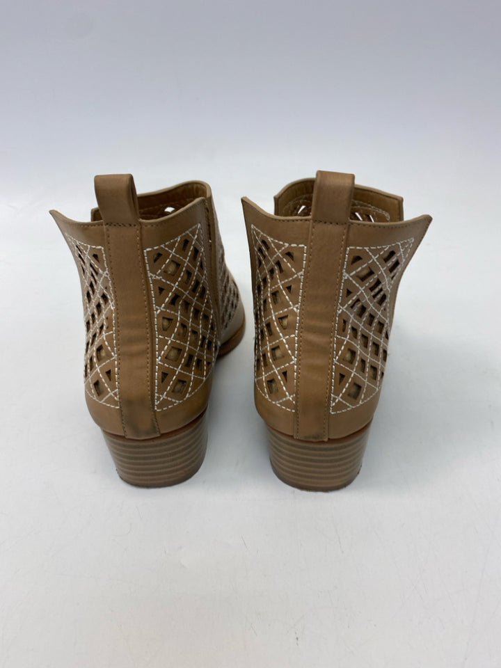 Size 8.5 Caramel Wht/Blk Cutout Boots