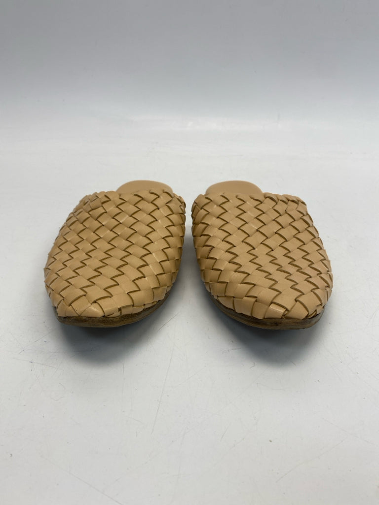 Universal Thread  Size 8.5 Camel Woven Flats