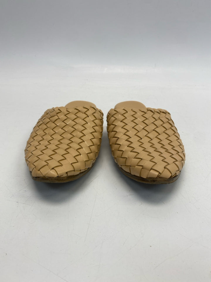 Universal Thread  Size 8.5 Camel Woven Flats