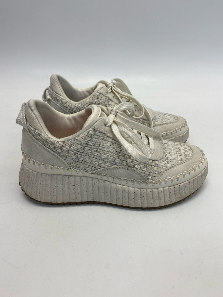 Universal Thread  Size 6.5 White Lace-up Sneakers