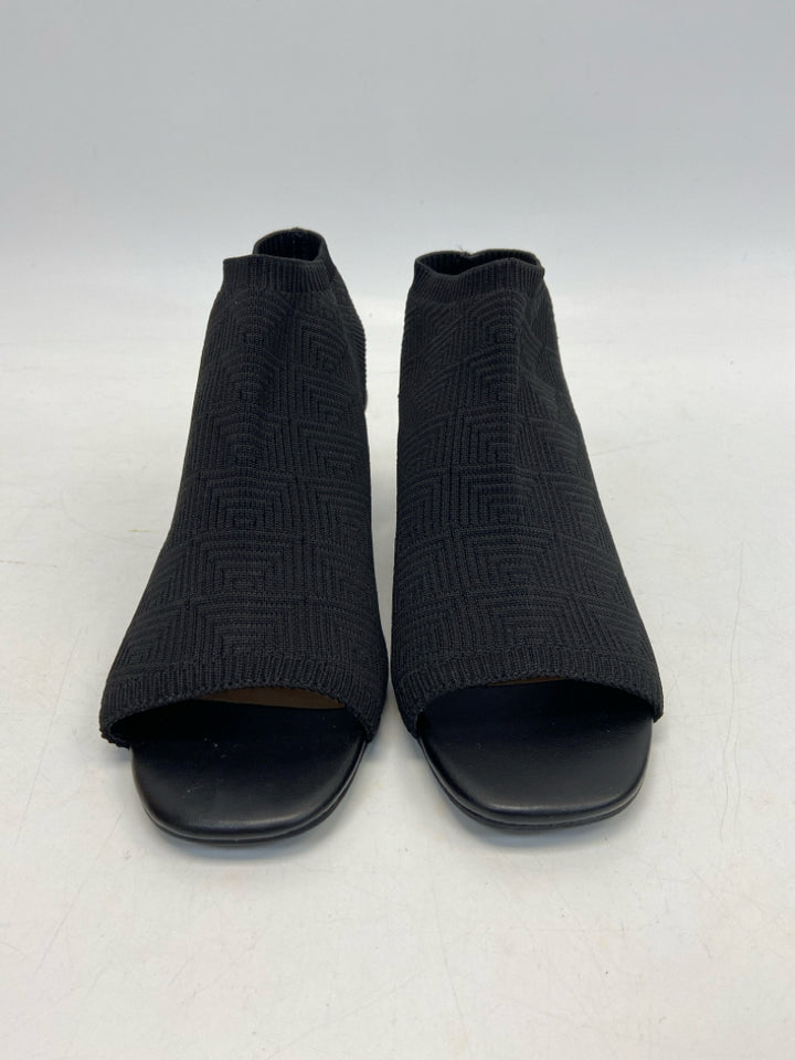 ADRIENNE VITTADINI  Size 7.5 Black Woven Fabric Sandals