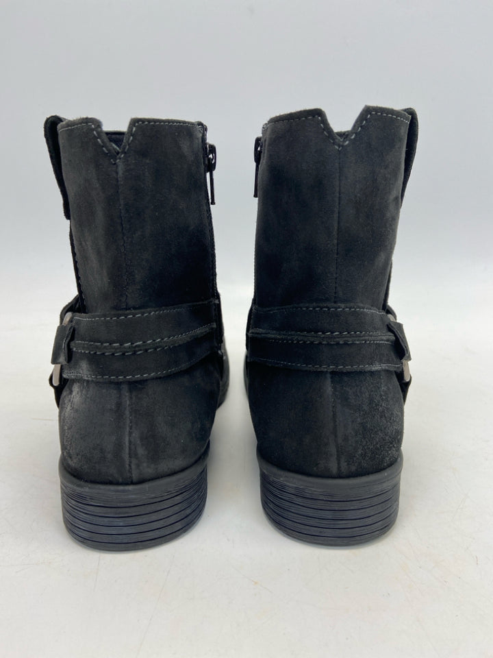 Earth  Size 8.5 Black Boots