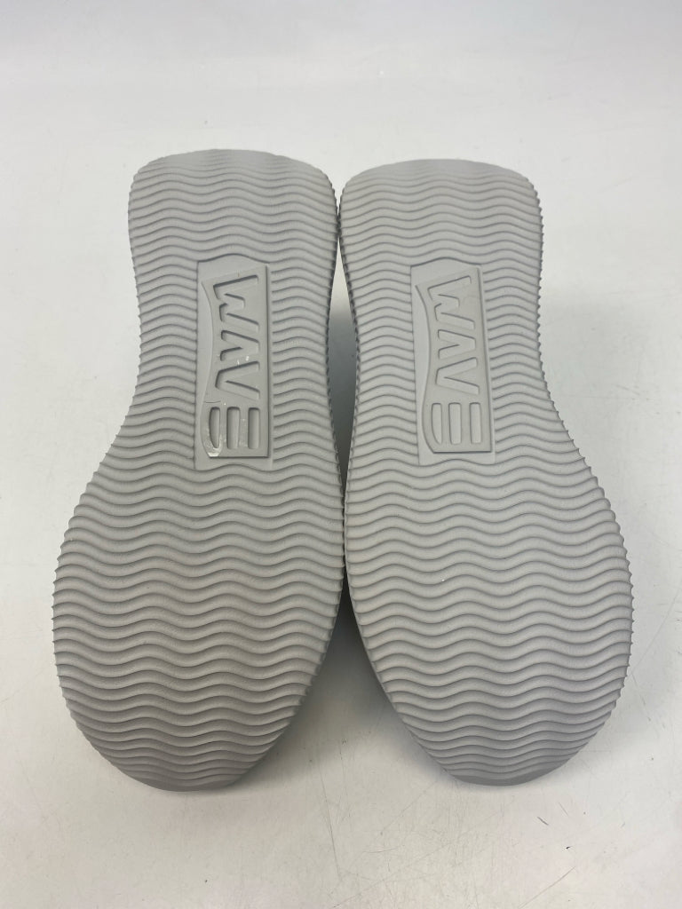 NWOT SOFTWAVES Silver Sneakers