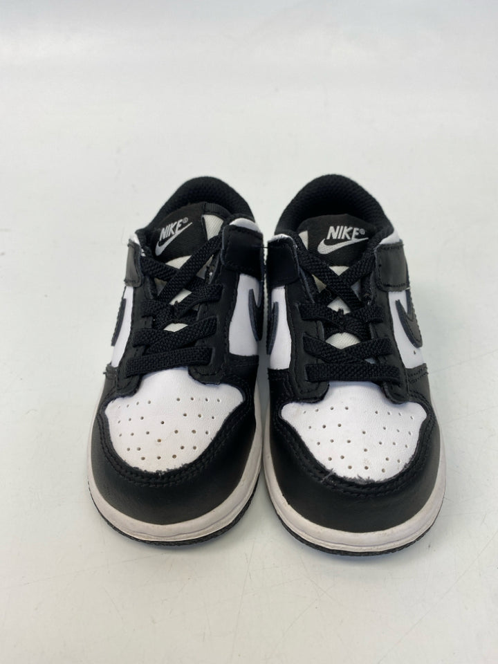 Nike SIZE 6 White Black Boy&