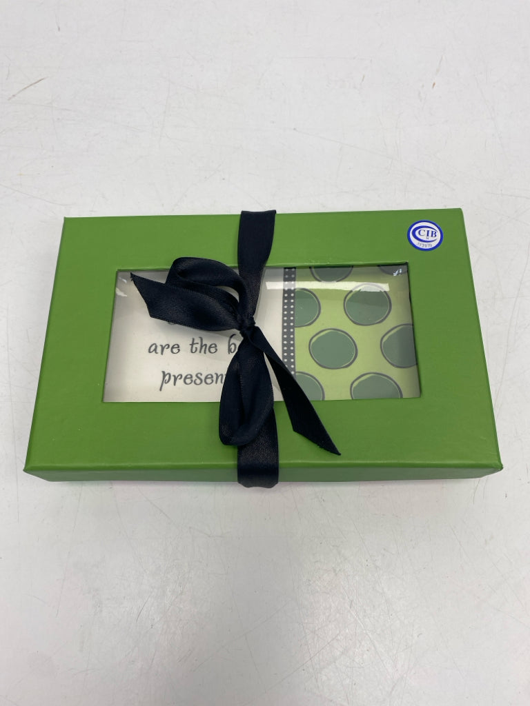 NEW/BOX White Green Christmas