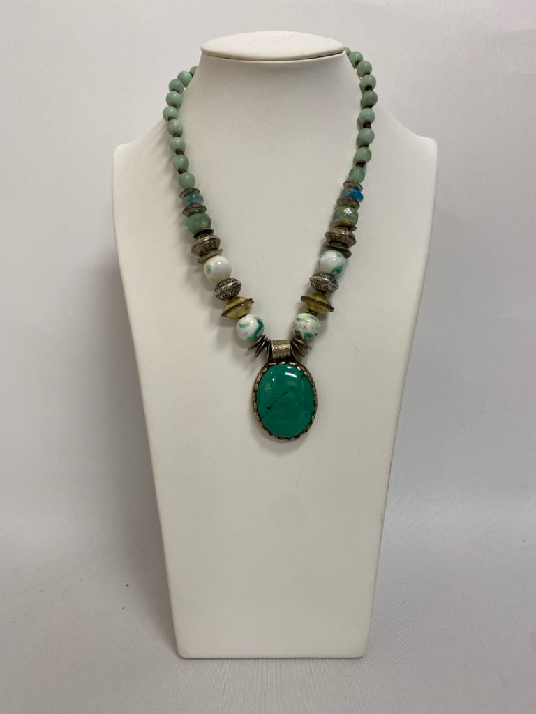 Green Silver/Gold Oval(s) Necklace