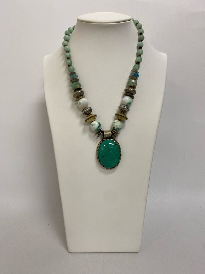 Green Silver/Gold Oval(s) Necklace