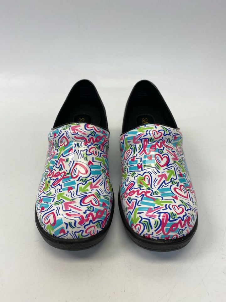 Size 9.5 White Multi-Color Print Clogs