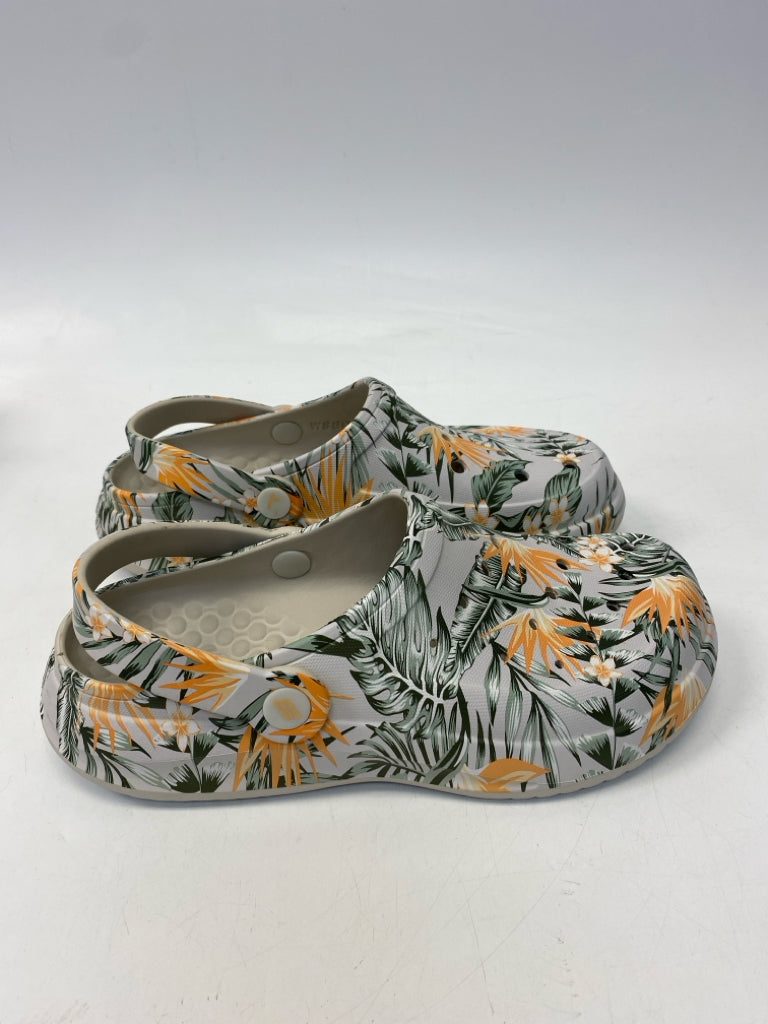 Skechers  Size 8 Gray/Green Peach Leaves Clogs