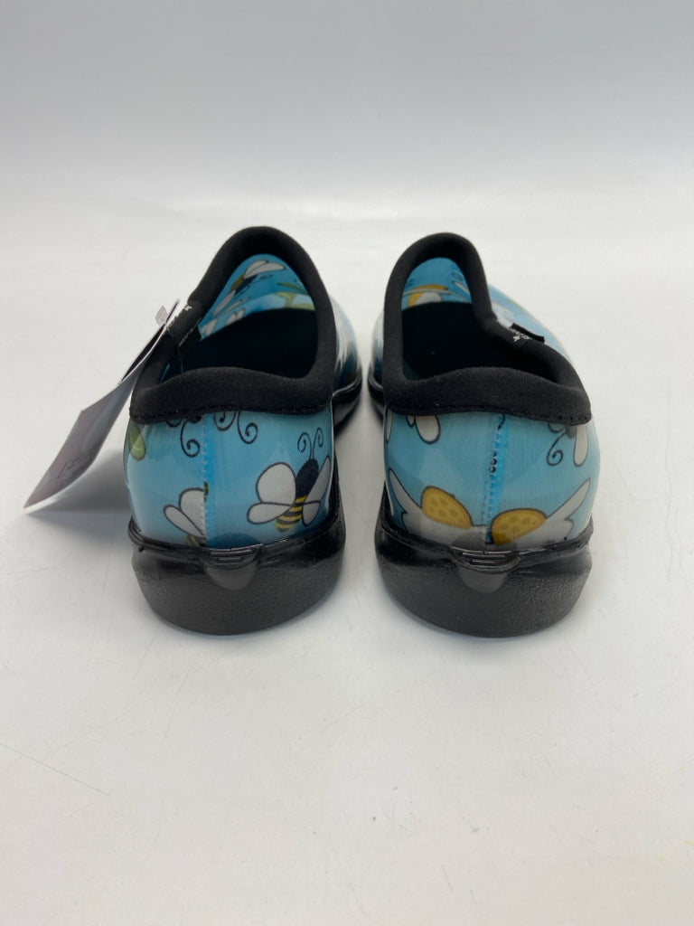 NWT  Size 10 Blue/White Yellow Bee(s) Clogs
