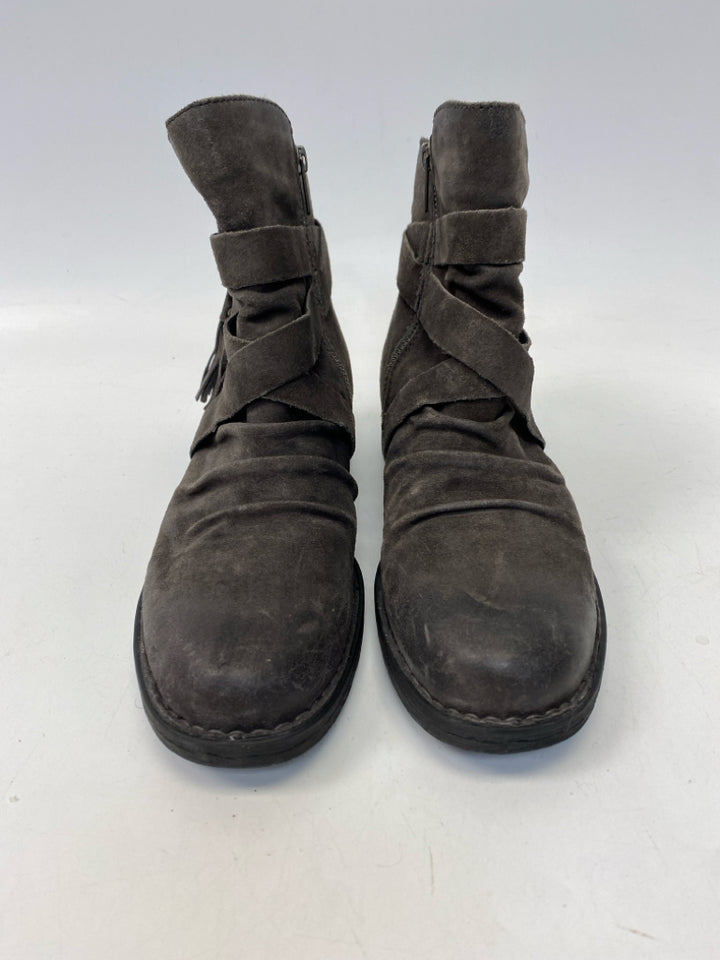Born US Shoe Size 8 Gray Distressed Leather Boots