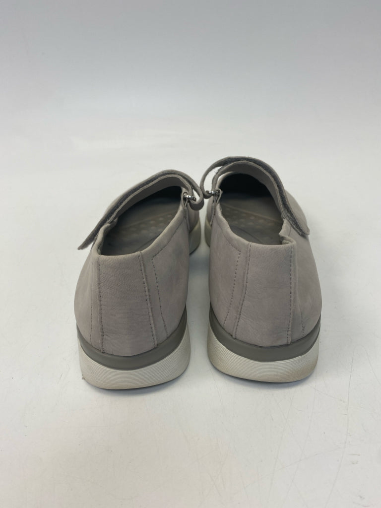 Easy Spirit  Size 9 Gray Flats