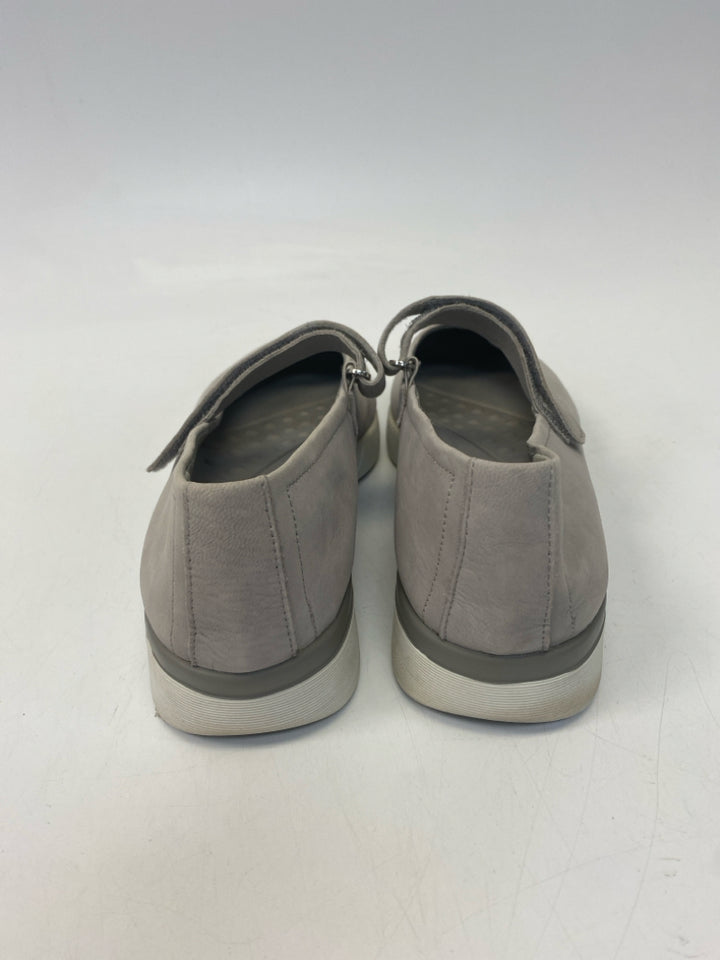 Easy Spirit  Size 9 Gray Flats