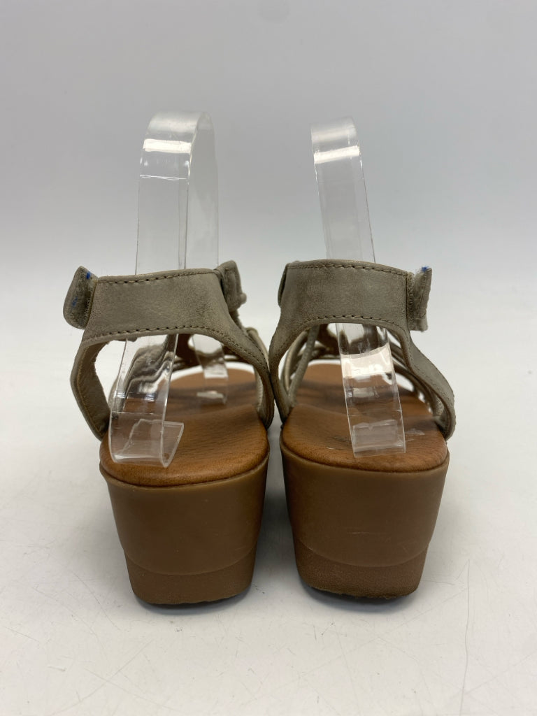 Bare Traps  Size 8.5 Champagne Loop Sandals