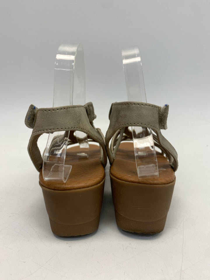 Bare Traps  Size 8.5 Champagne Loop Sandals