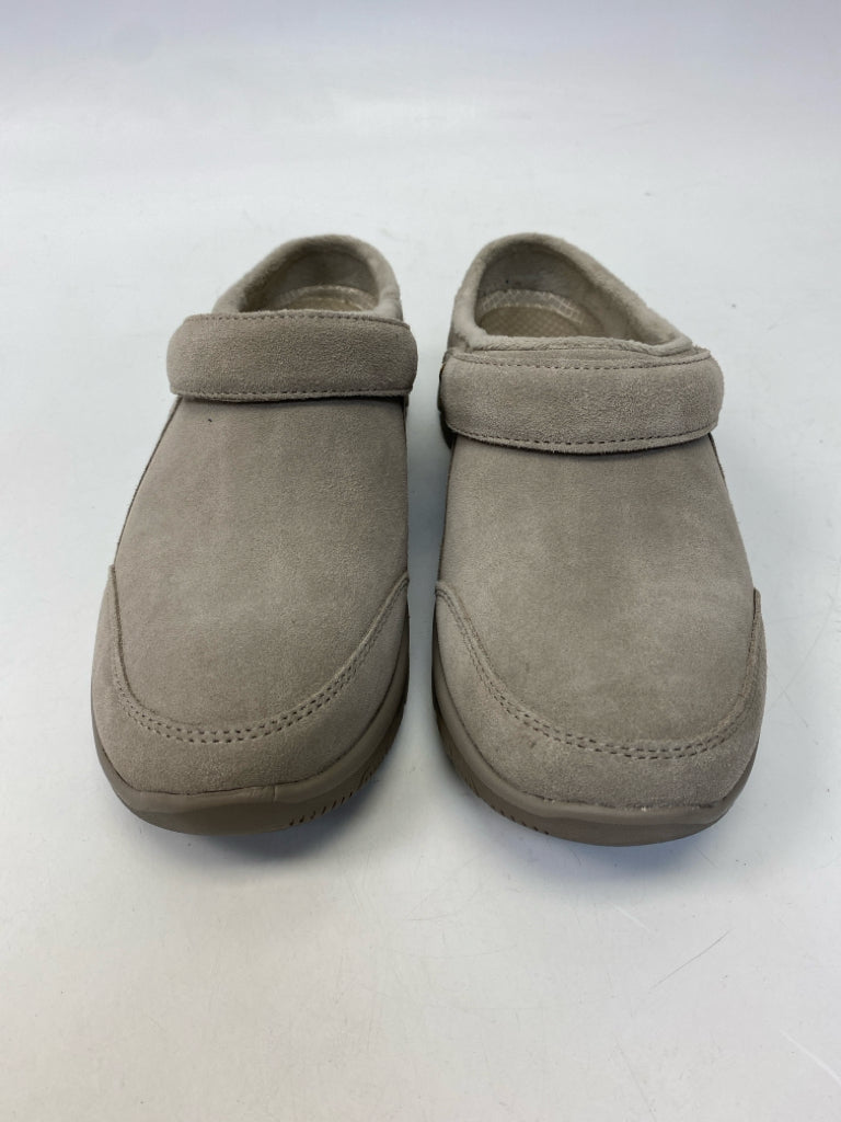 NWOT Skechers  Size 7.5 Tan Suede Clogs