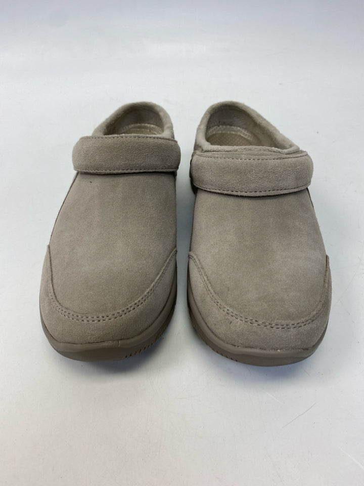 NWOT Skechers  Size 7.5 Tan Suede Clogs