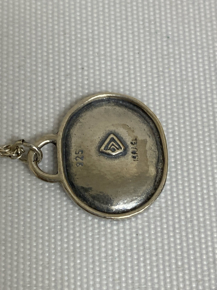 NWT Silver Oval(s) Necklace