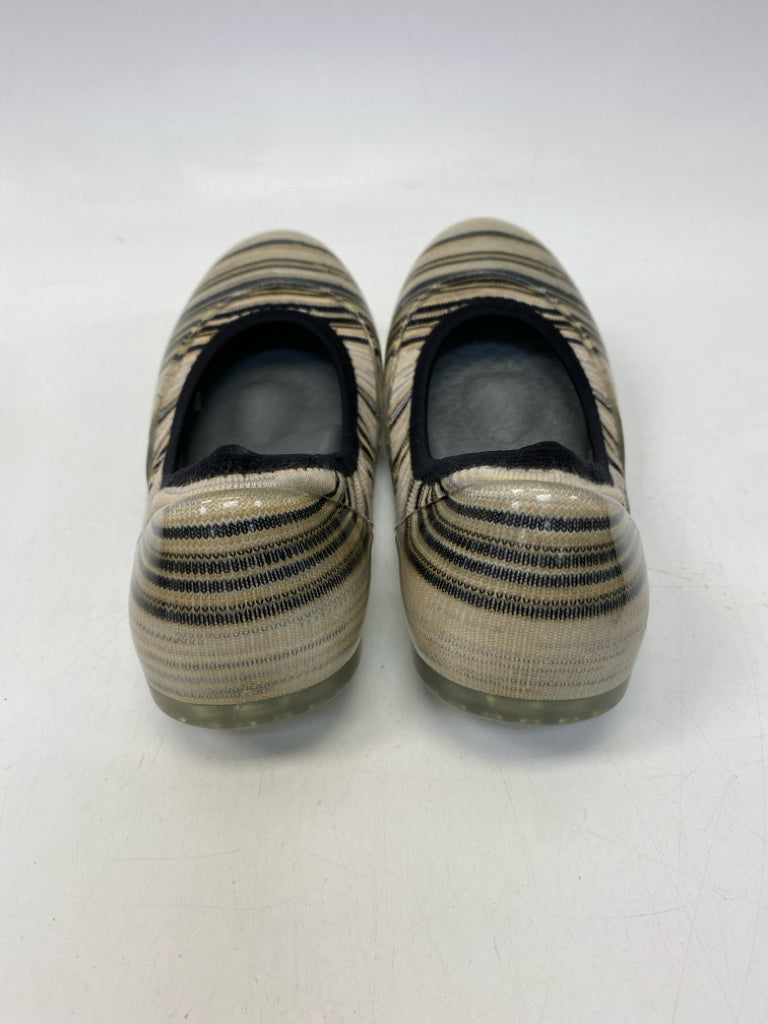 EU Shoe Size 37 Cream/Black Flats