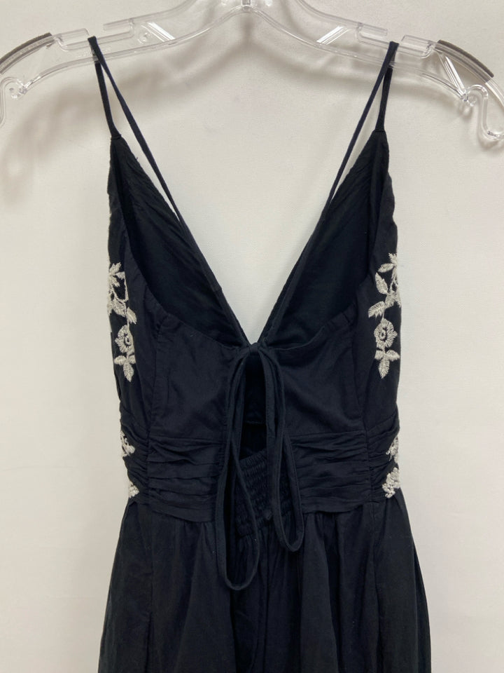 Abercrombie &amp; Fitch Size SP Black White Flowers Sleeveless Petite Dress