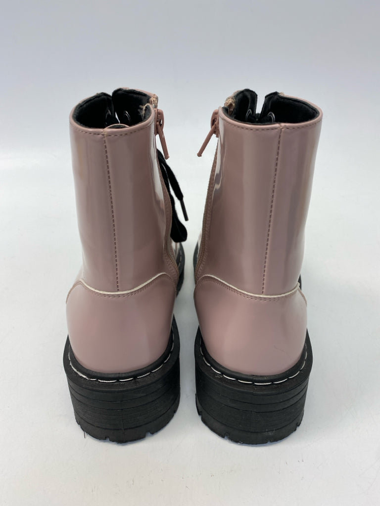 True Craft  Size 7.5 Blush Black Lace-up Boots