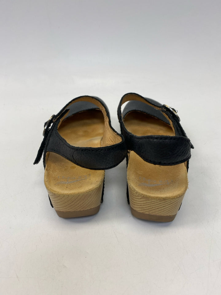 Dansko EU Shoe Size 40 US Shoe Size Black Clogs