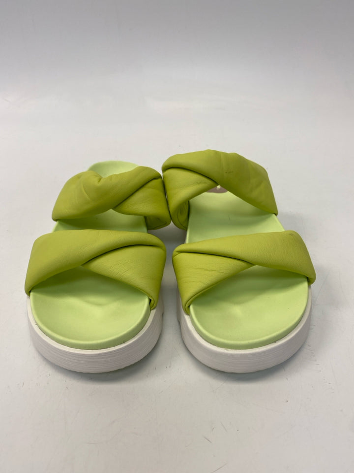 Sorel  Size 9 Lime Green Puffer Sandals