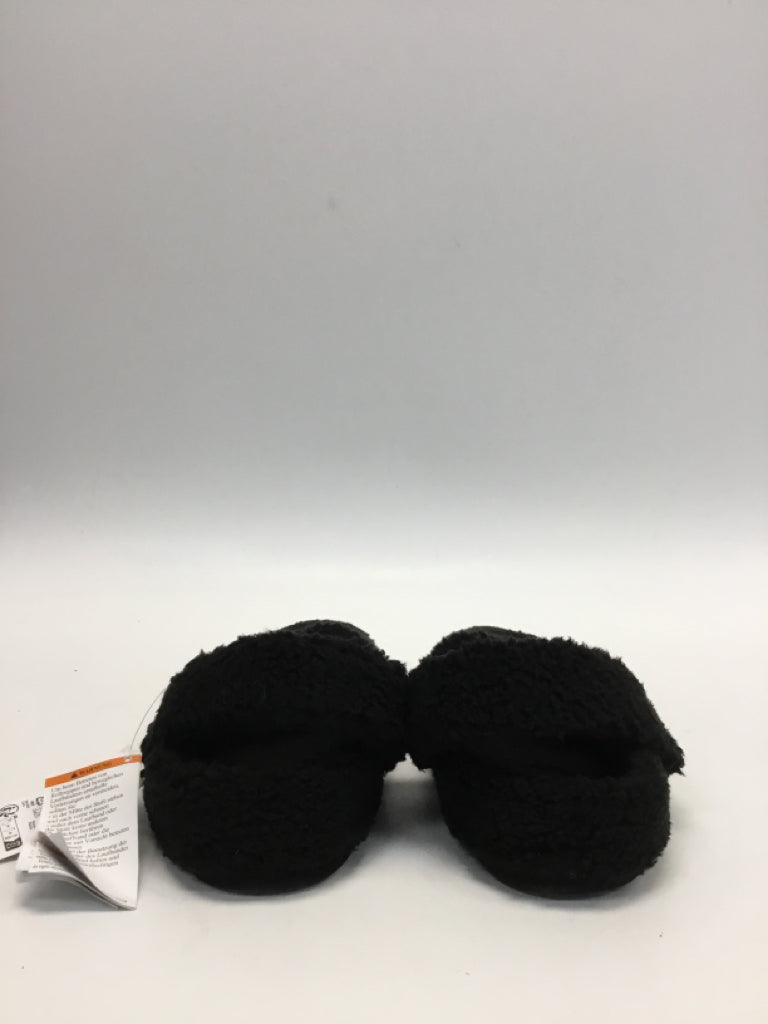 NWT Crocs US Shoe Size 7 Black Fuzzy Slippers