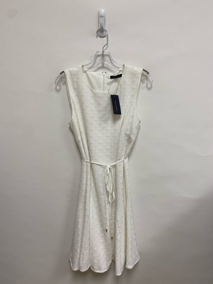 NWT Tommy Hilfiger Size 10 White Flowers Sleeveless Ladies Dress