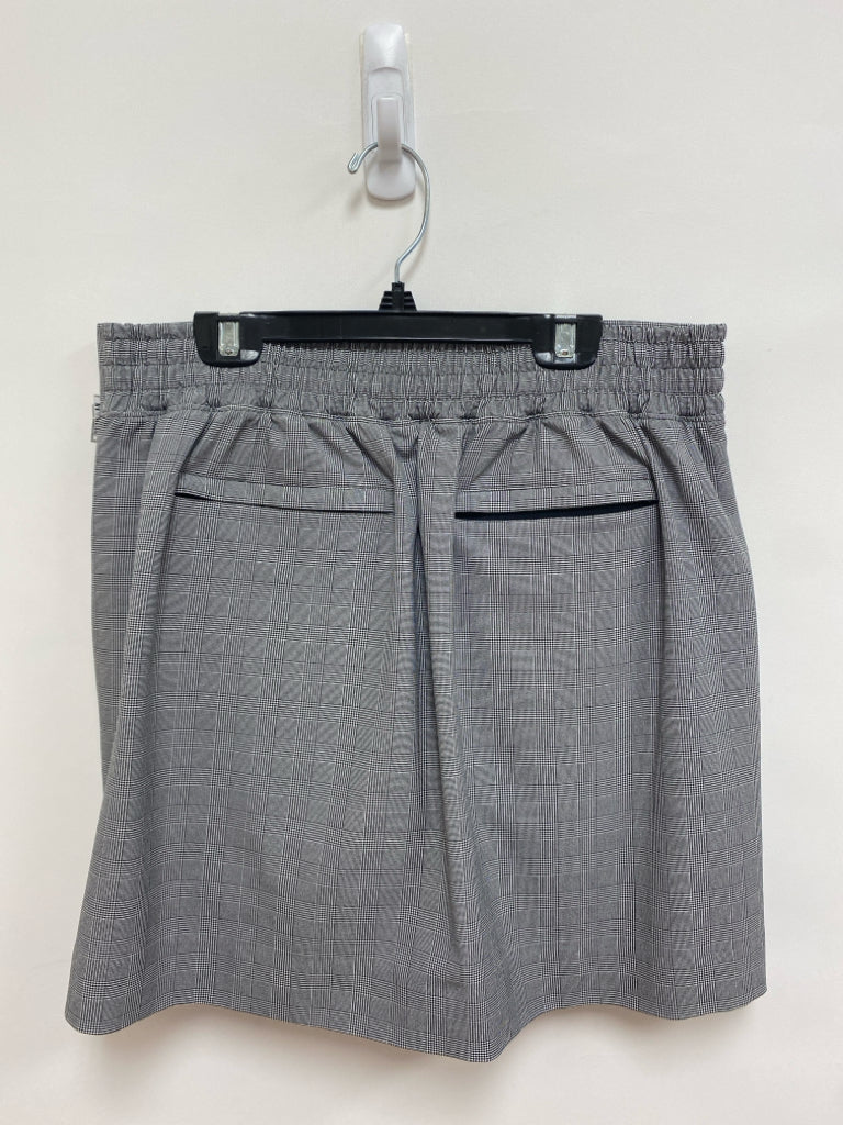 Athleta Size 8 White/Black Plaid Ladies Skort