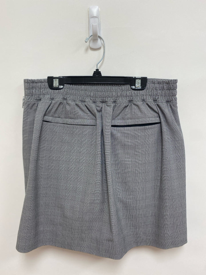 Athleta Size 8 White/Black Plaid Ladies Skort