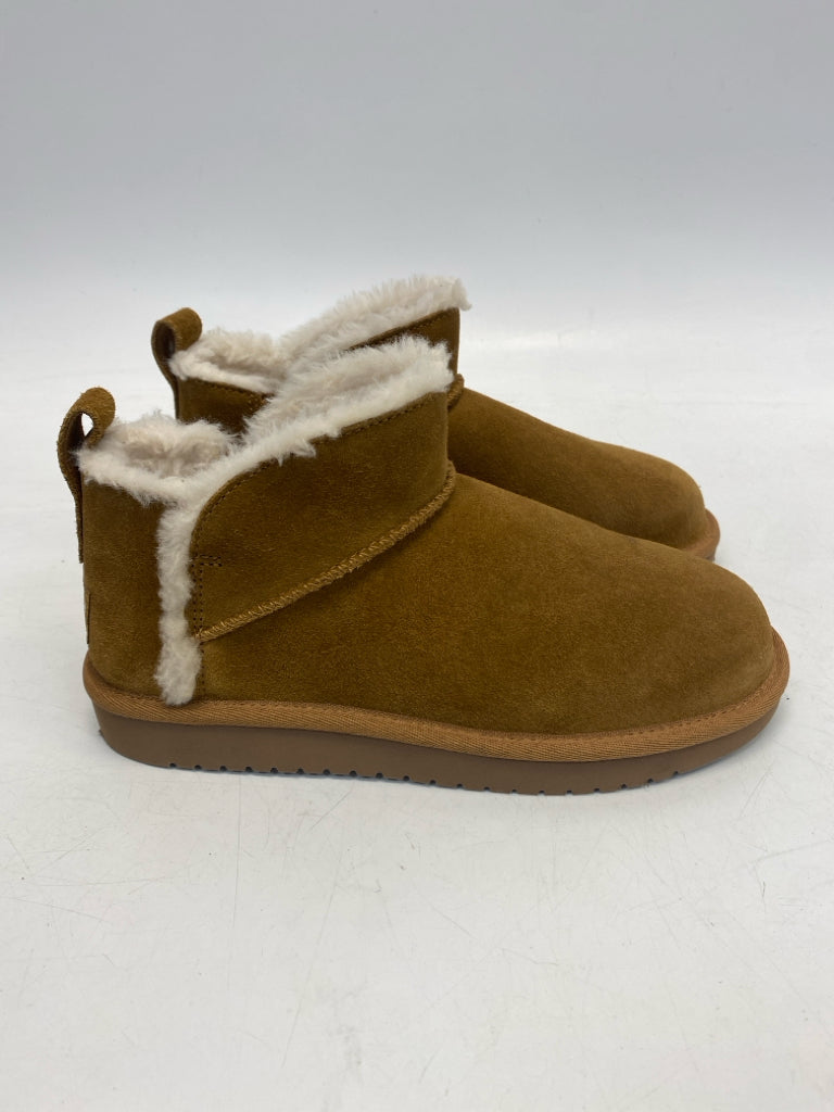 UGG SIZE 3 Brown Girl&