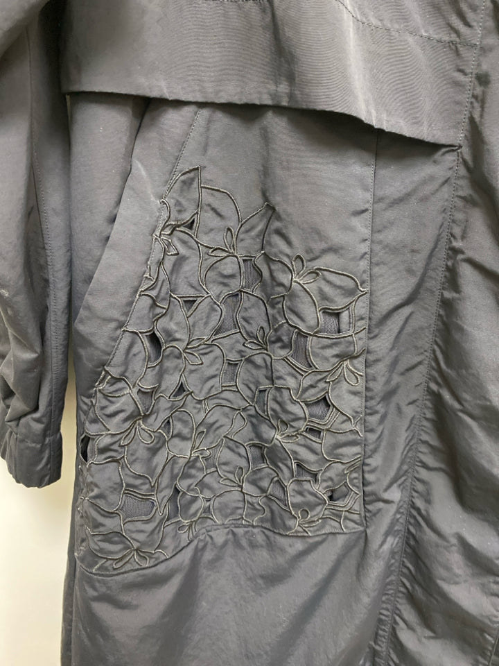 Lululemon Size 10 Black Flowers Zip Down Hooded Ladies Rain Coat