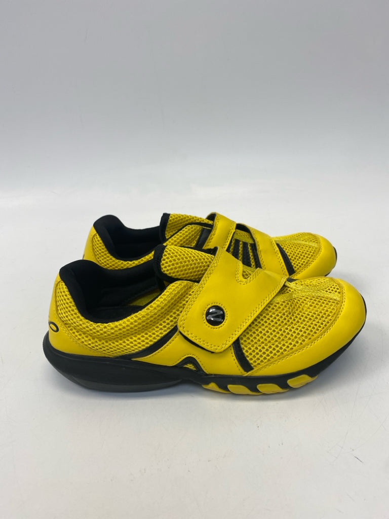 NWOT Size 9 Yellow Men&