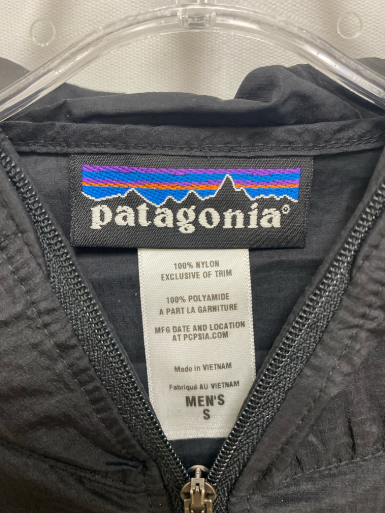Patagonia Size S Black Hooded Zip Down Men&