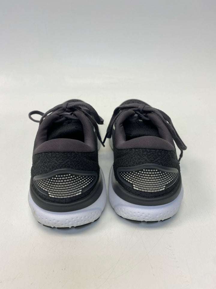 Brooks  Size 7 Black Lace-up Sneakers