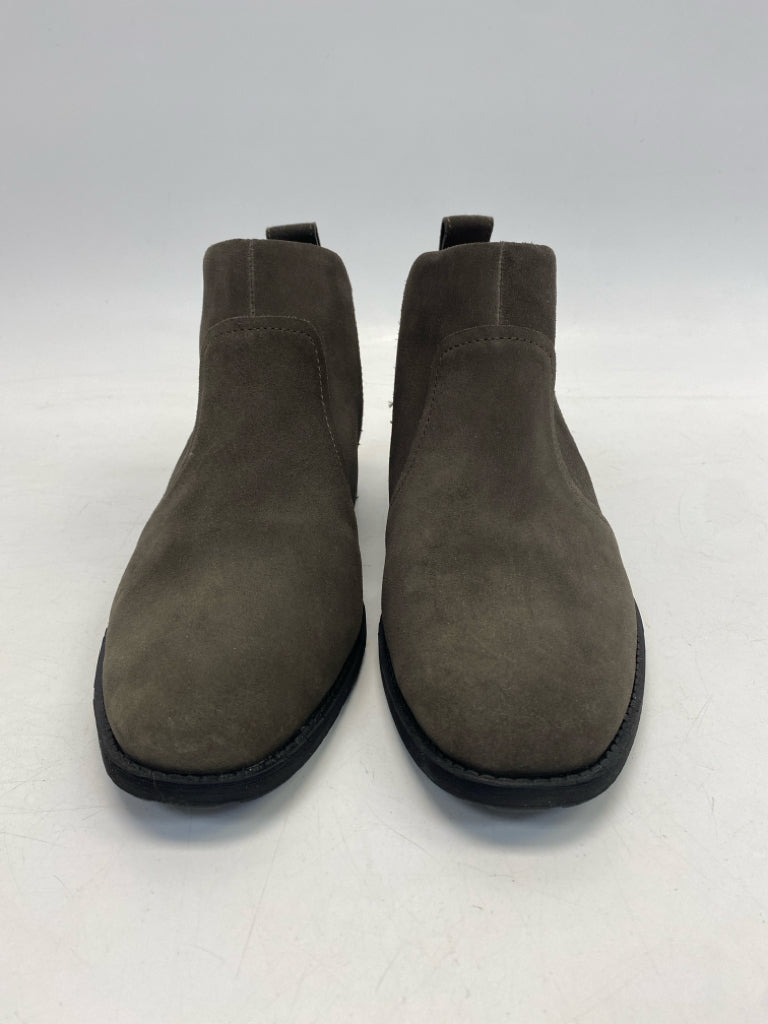 NWOT UGG US Shoe Size 9 Dark Gray Suede Boots