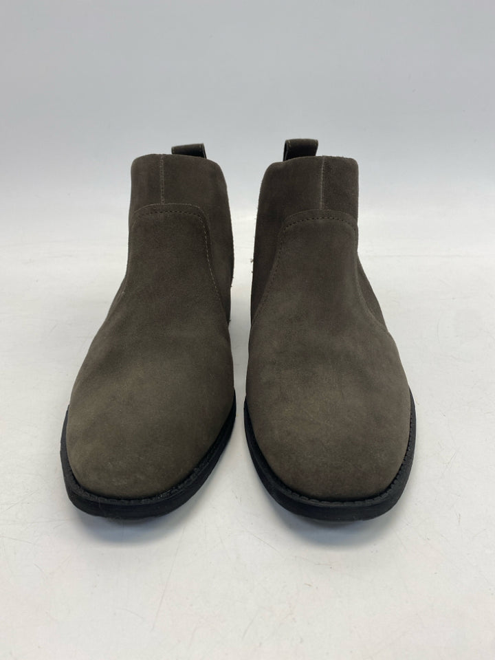 NWOT UGG US Shoe Size 9 Dark Gray Suede Boots