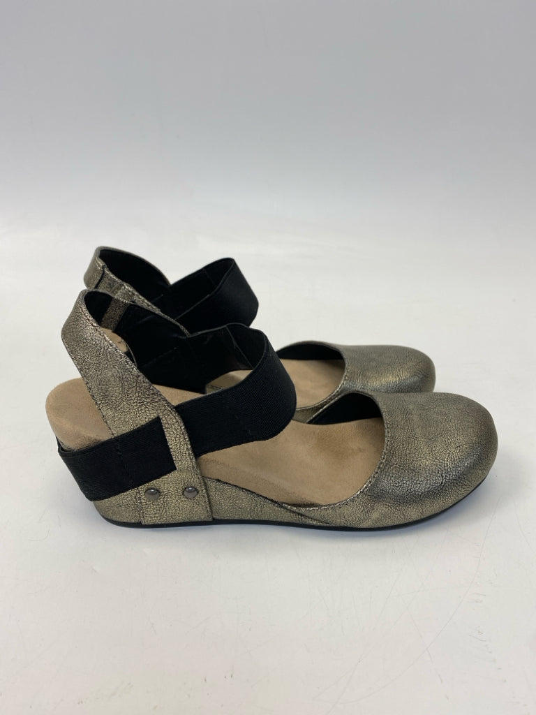Vintage 7 Eight Size 6.5 Gold Black Metallic Sandals