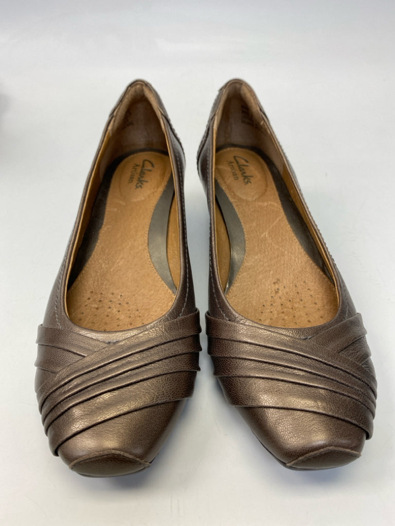 Clarks  Size 7 Pewter Metal Flats